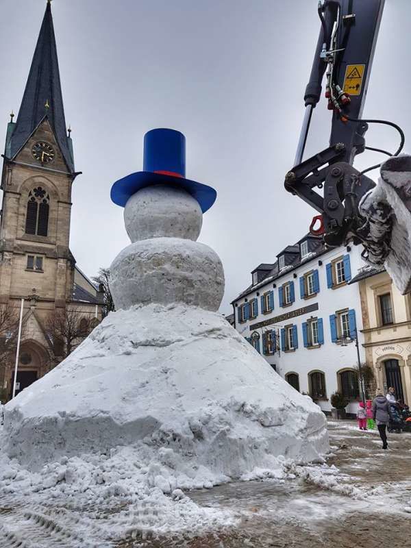 Omul de zăpadă gigantic construit pentru un festival din Bavaria.