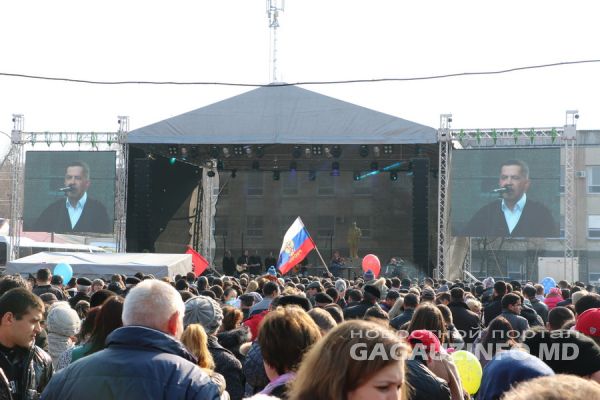 Концерт российской группы «Любэ» собрал на центральной площади в Чадыр-Лунге более 20 тысяч человек.