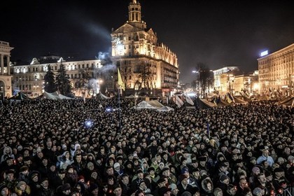 Площадь Независимости в Киеве вечером 26 февраля. Фото: Bulent Kilic / AFP