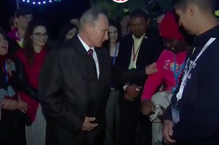 Путин встретился в Сочи с участниками Всемирного фестиваля молодёжи и студентов. 