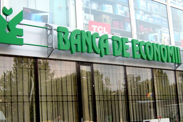Decizia partidelor de la guvernare de a naţionaliza Banca de Economii constituie o greşeală care va agrava şi mai mult situaţia financiară a statului.