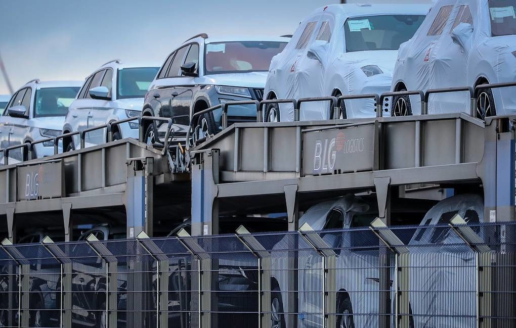 Skoda сократит или остановит производство машин в Чехии из-за недостатка комплектующих.