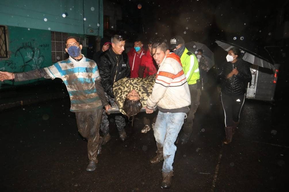 Не менее 11 человек погибли в столице Эквадора из-за затоплений.