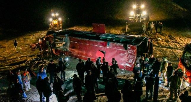 Автобус, в котором находилось 50 человек, съехал с пути и перевернулся вблизи города Скопье.
