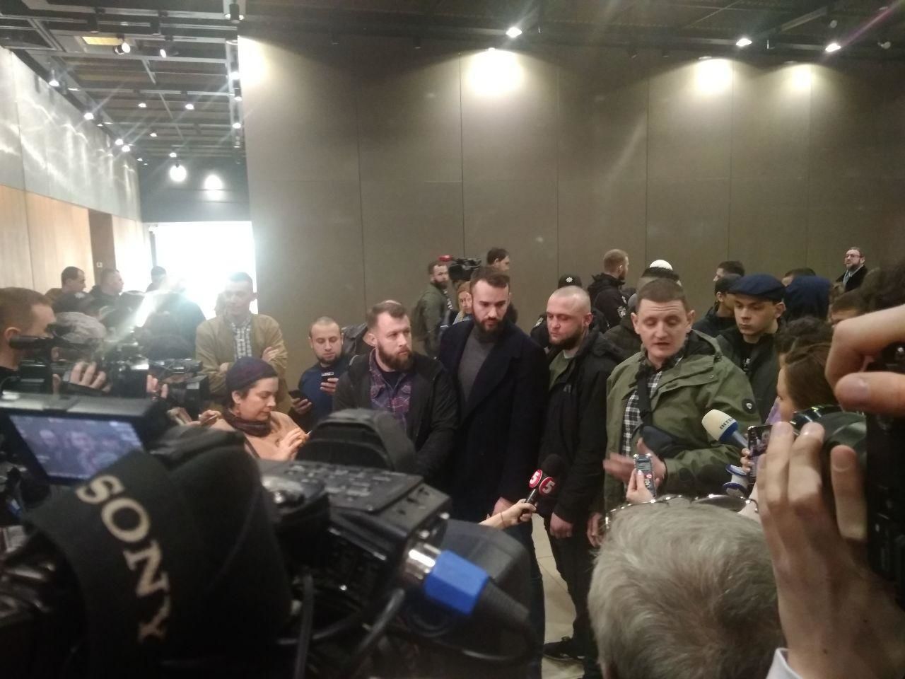 Националисты напали на советника главы СНБО на конференции по Донбассу.