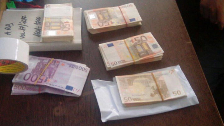 O femeie a încercat să intre în România cu 37.000 de euro, ascunşi în bagaje. Foto: ITPF IASI