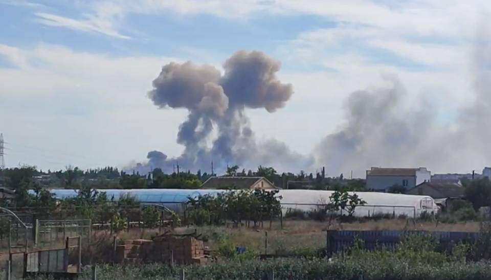 В результате взрывов в Новофедоровке погиб один человек.