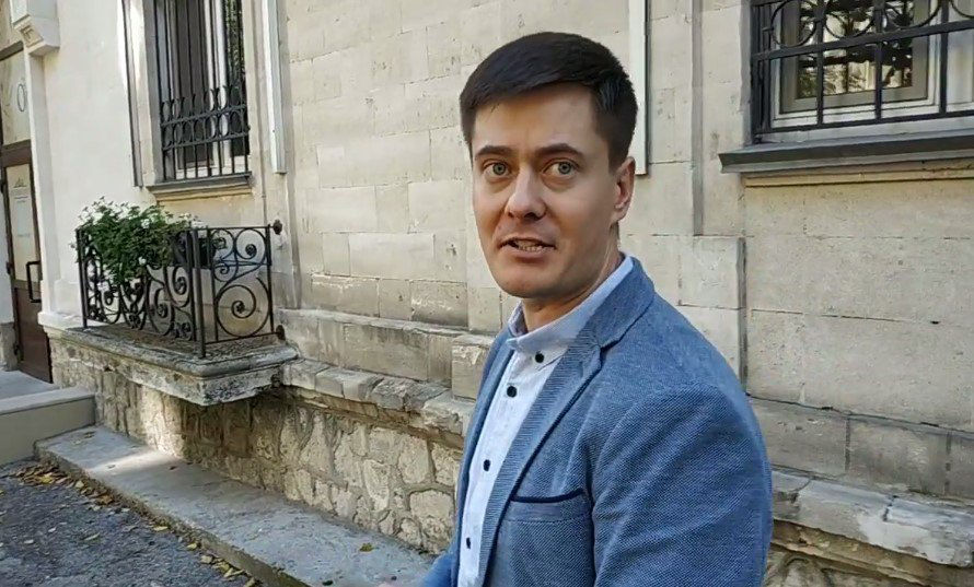 В доме блогера Иона Харгела проходят обыски.