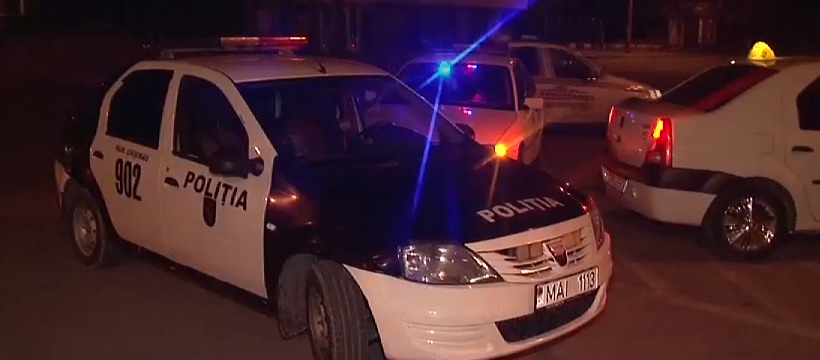 Bărbatul a fost scos de sub automobil de către ofițerii de poliție și medicii de la Serviciul de Ambulanţă.