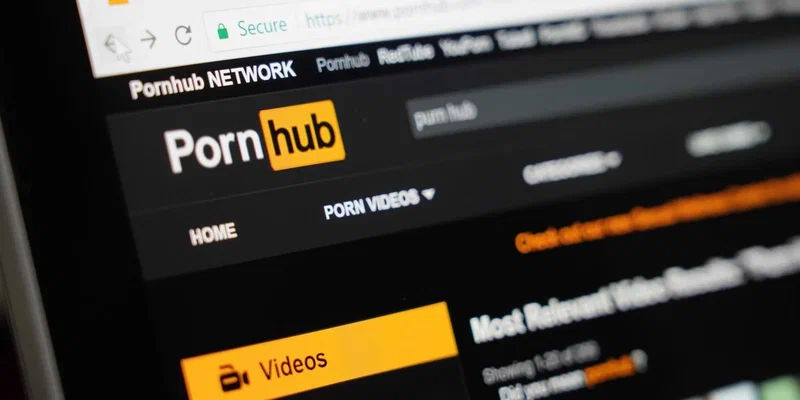 Компания PornHub уволила единственного сотрудника в России.