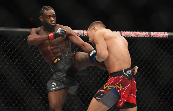 Петр Ян на UFC 273 проиграл американцу Стерлингу второй раз подряд.