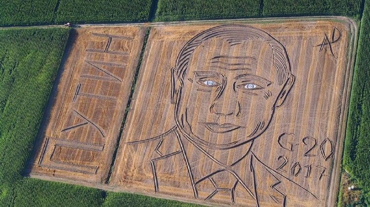 Портрет Путина на итальянском поле