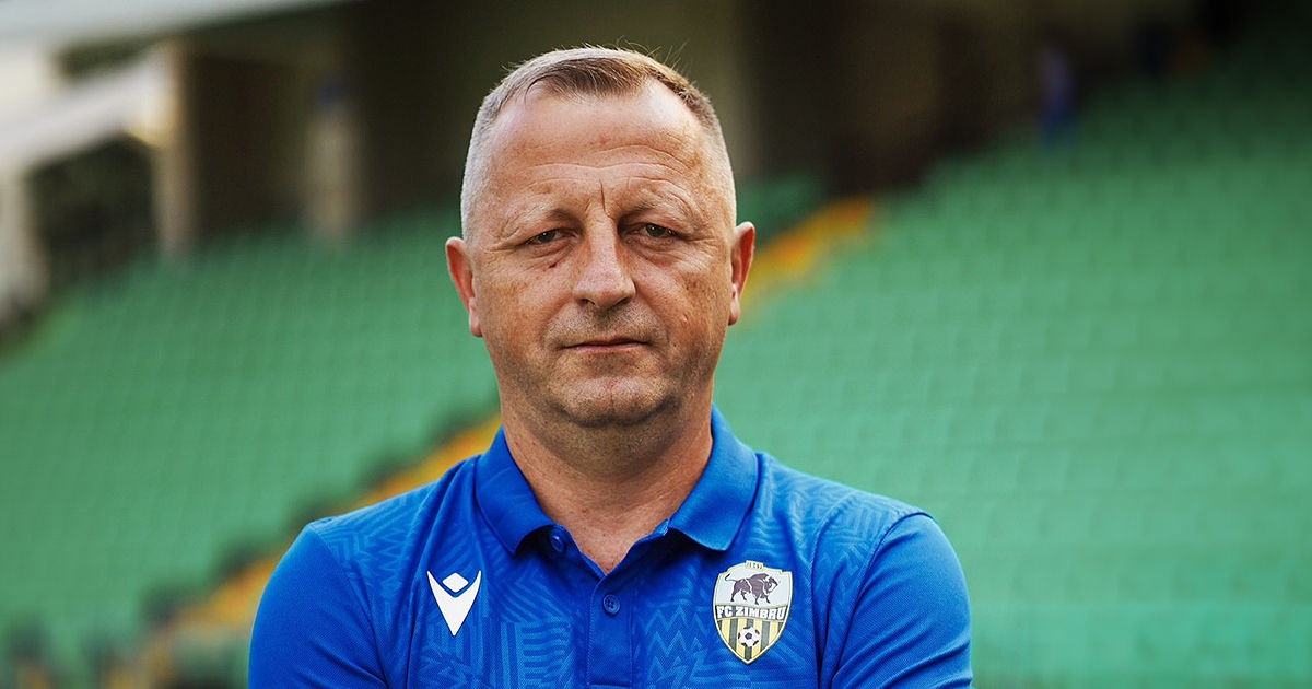 Antrenorul principal al echipei naționale de fotbal a Moldovei câștigă 3.000 de euro pe lună.