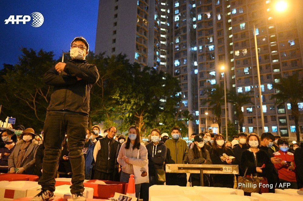 Жители Гонконга вышли на протест против карантина.