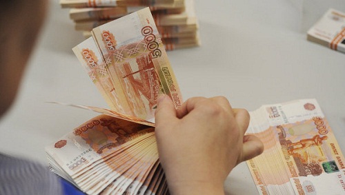 Девальвация рубля повлияет на людей со скромными доходами и на тех, кто зависит от денежных переводов из России.