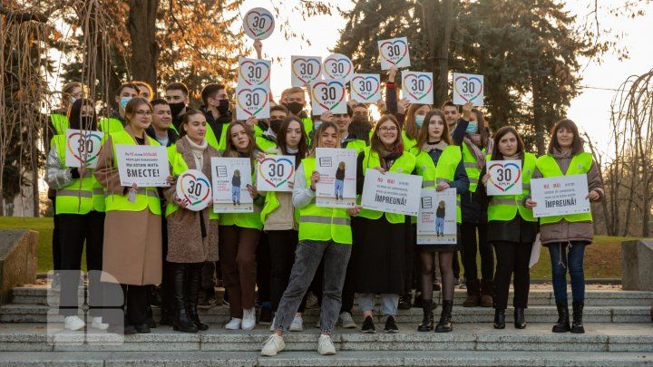 Группа детей провела в Кишиневе флешмоб за соблюдение безопасности дорожного движения. Фото: publika.md