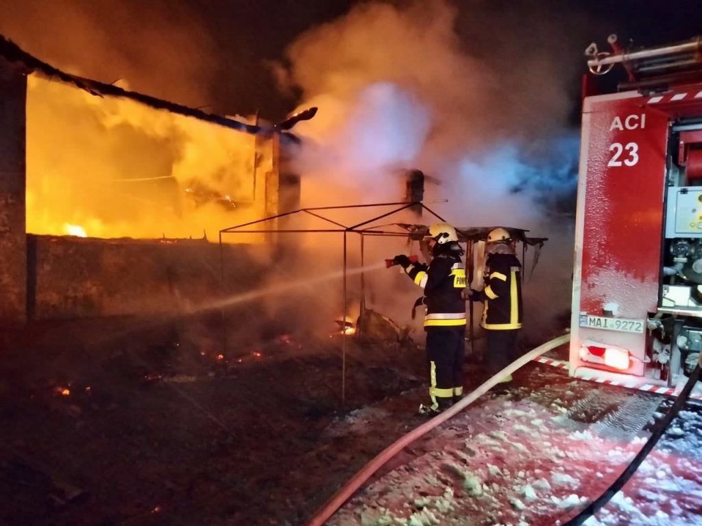 Пожар в Бричанах: сгорело 12 киосков с товарами.