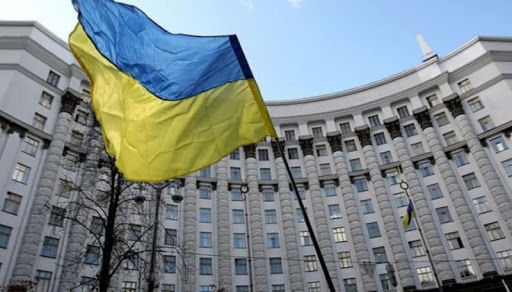 Кабмин Украины урезал максимальные зарплаты чиновникам на время карантина в 26,5 раза.