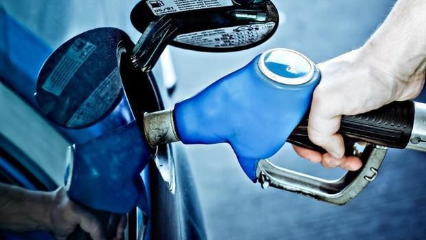 Vestea despre scumpirea carburanţilor i-a speriat pe şoferi. Aceştia au făcut aseară cozi imense la benzinării pentru a-şi umple rezervoarele.