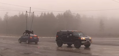 Tesla Model X и Hummer посоревновались в перетягивании каната.