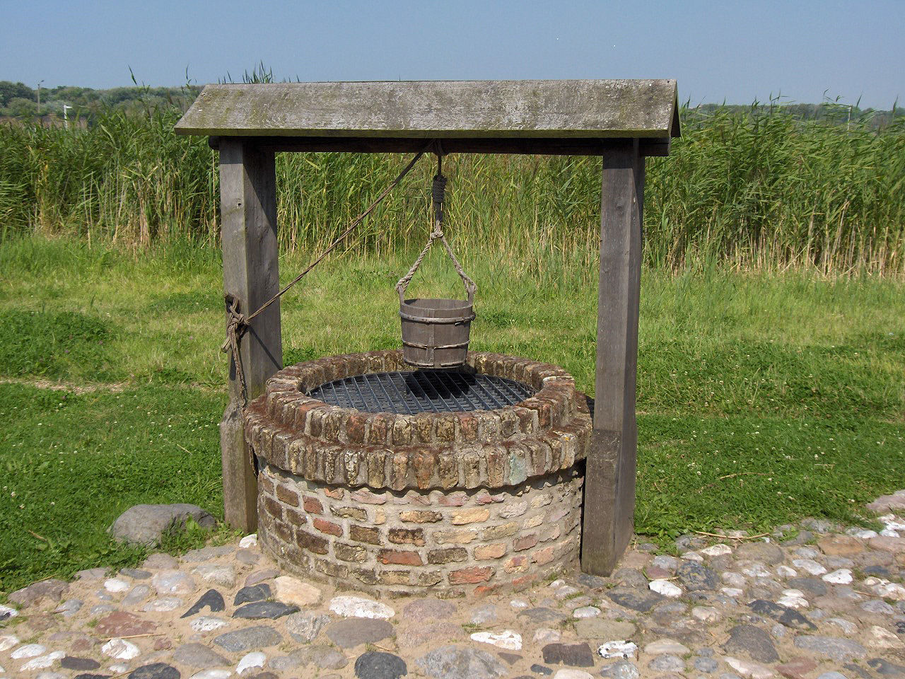 Un băieţel, teafăr şi nevătămat după ce a căzut într-un puţ de 12 metri. Foto: ro.wikipedia.org