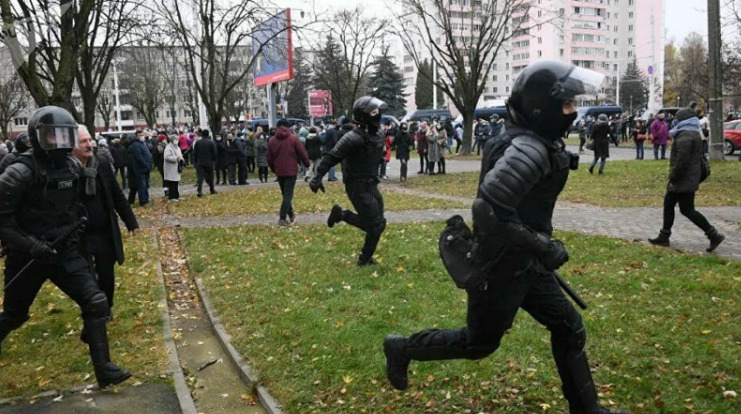 Правозащитники заявили о более 40 задержанных на протестах в Белоруссии.