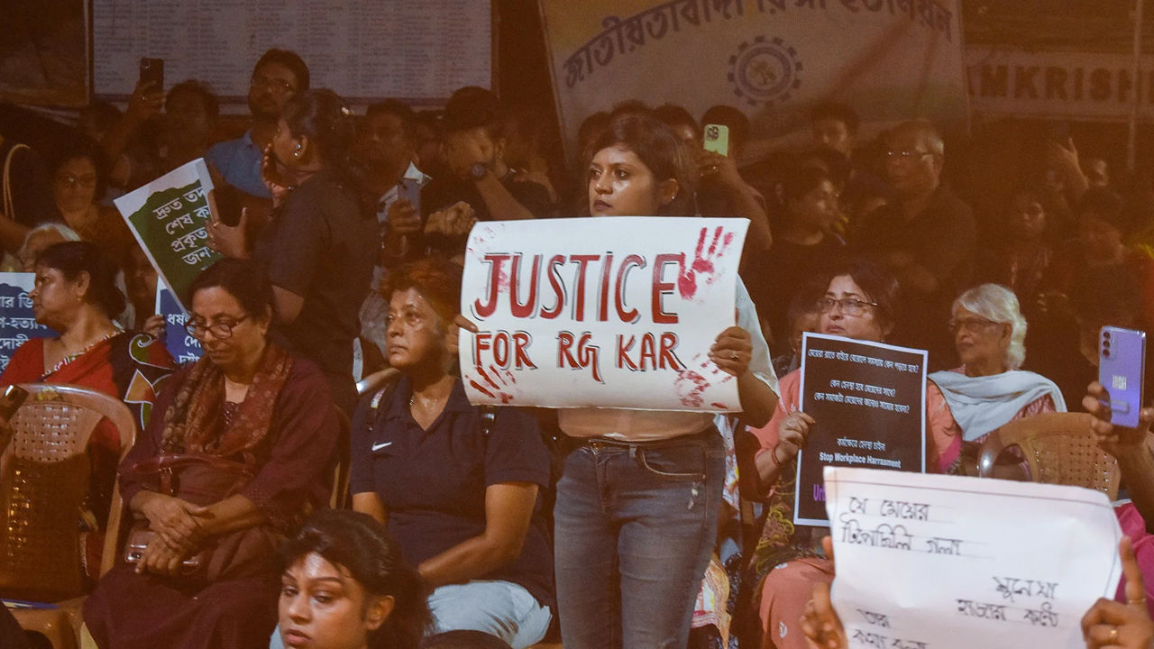 Zeci de mii de femei au ieșit noaptea la protest împotriva violenței de gen în India.