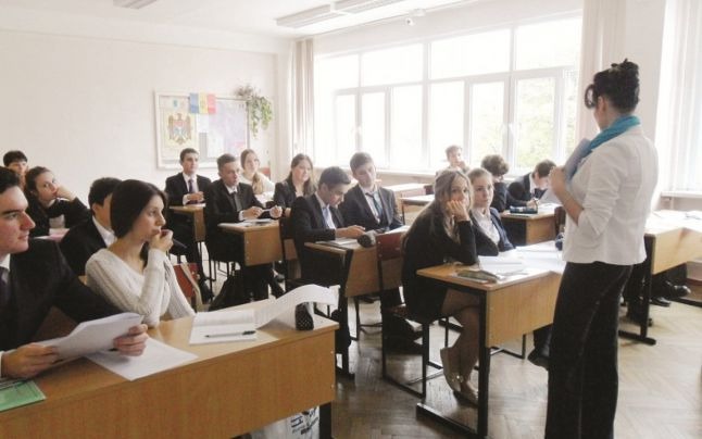 Огромный кадровый дефицит, мизерные зарплаты, катастрофическое падение престижа некогда очень уважаемой профессии.