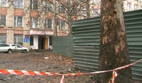 Bombă descoperită lângă Procuratura sectorului Râşcani. Un trecător a observat un proiectil lângă instituţie şi a anunţat oamenii legii.