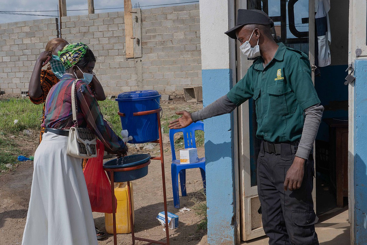 Ebola a ucis deja peste o sută de persoane în Congo.