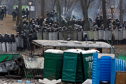 На улице Грушевского продолжаются стычки между митингующими и милиционерами. Фото: Сергей Чузавков / AP