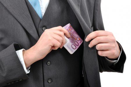 Каждый четвёртый госслужащий в Молдове признаёт наличие коррупции