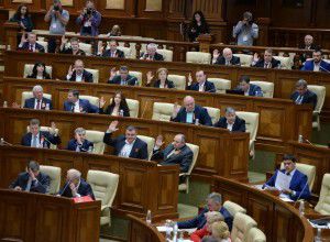 В преддверии Дня Победы все депутаты Партии социалистов пришли на заседание молдавского парламента с георгиевскими ленточками на груди. 