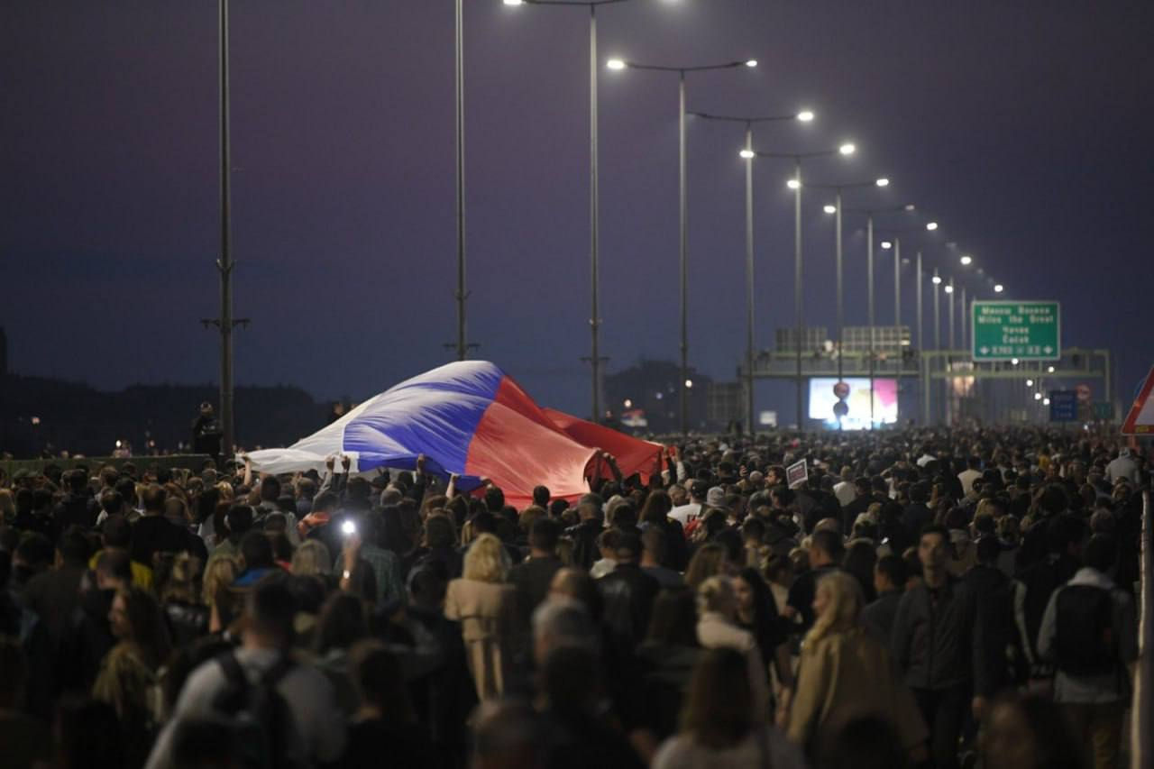 В Белграде состоялся очередной многотысячный протест из-за случаев массовой стрельбы.