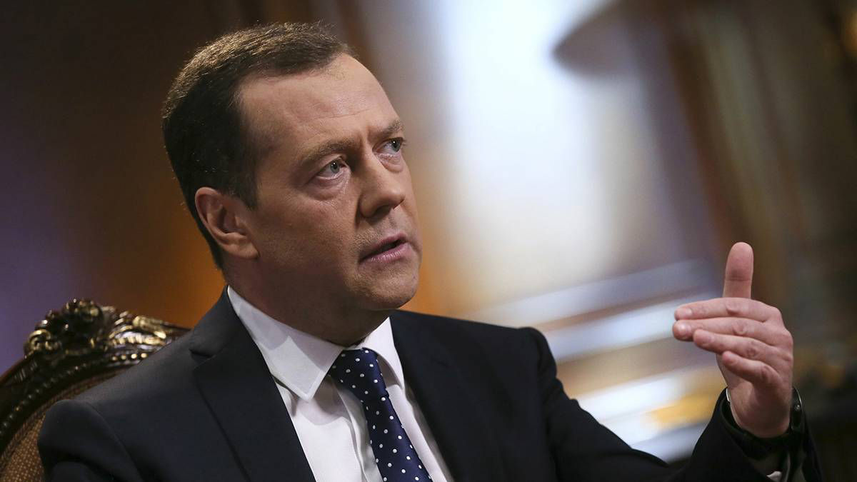 Медведев призвал сделать Зеленскому "превентивную трепанацию черепа".