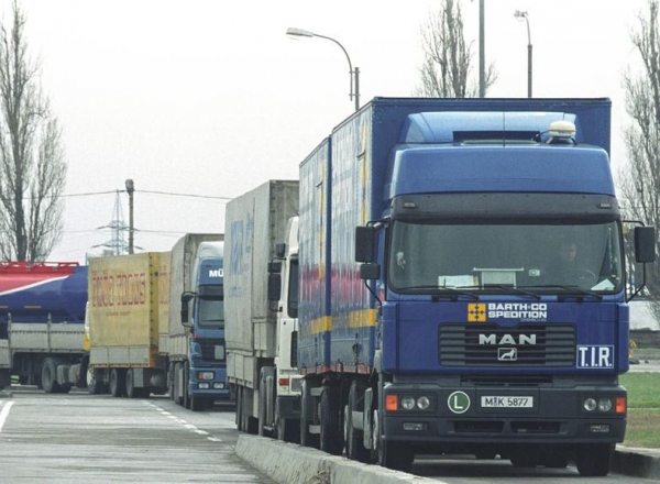 Soferii sunt victime colaterale ale unui litigiu comercial dintre firma romaneasca la care sunt angajati si o firma de ulei din Tighina.