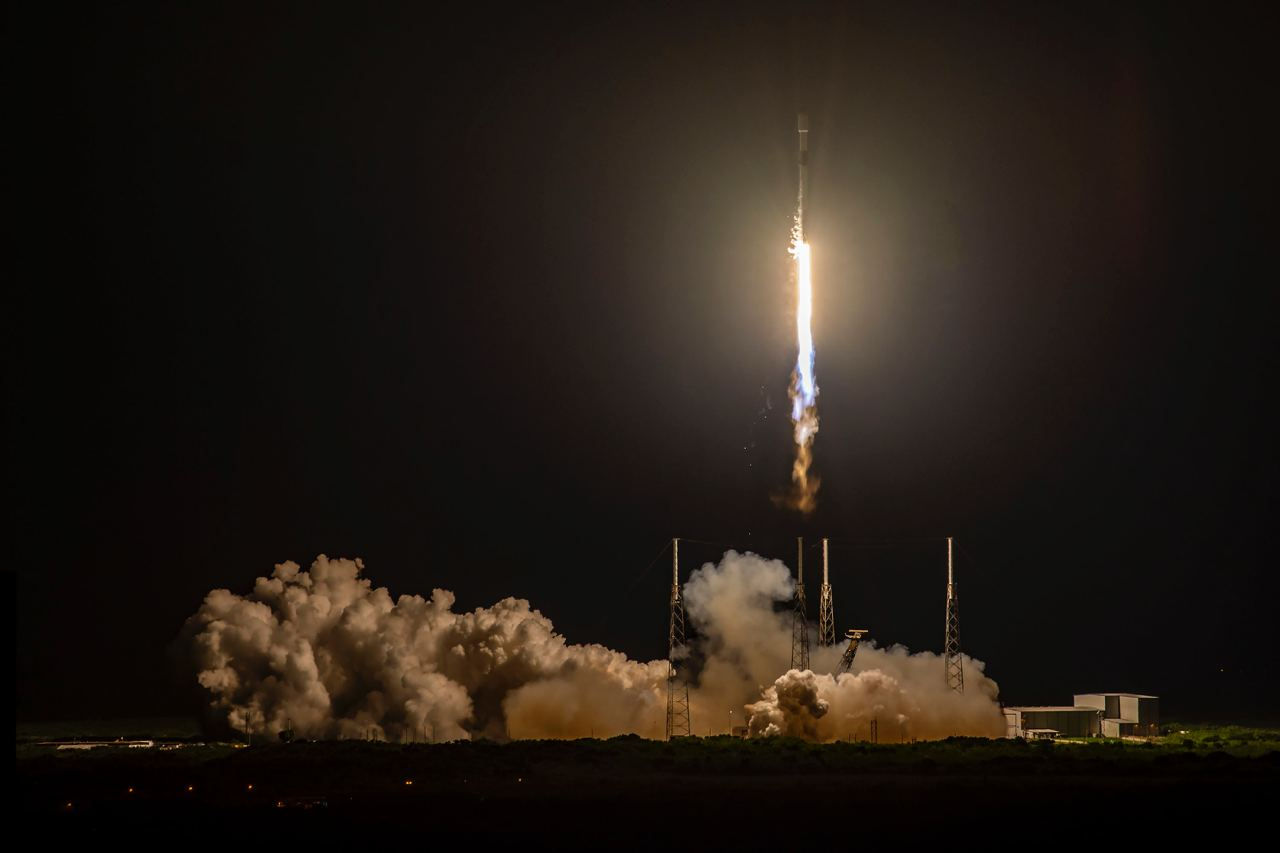 SpaceX вывела на орбиту дополнительные спутники Starlink.
