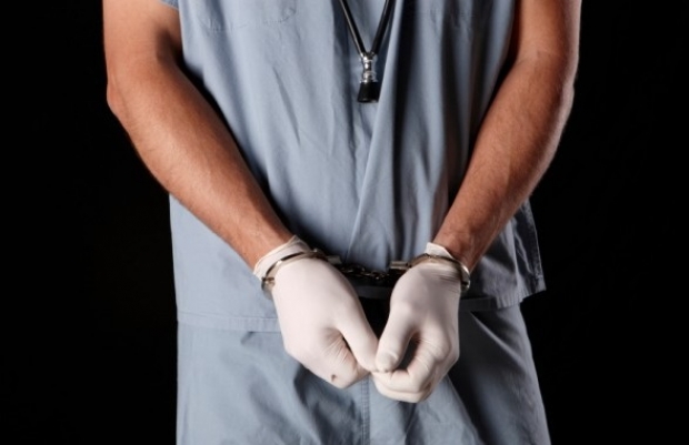 Medicul a fost condamnat la 2 ani închisoare cu suspendare, cu privarea de dreptul de a activa în sfera medicală timp de 3 ani.