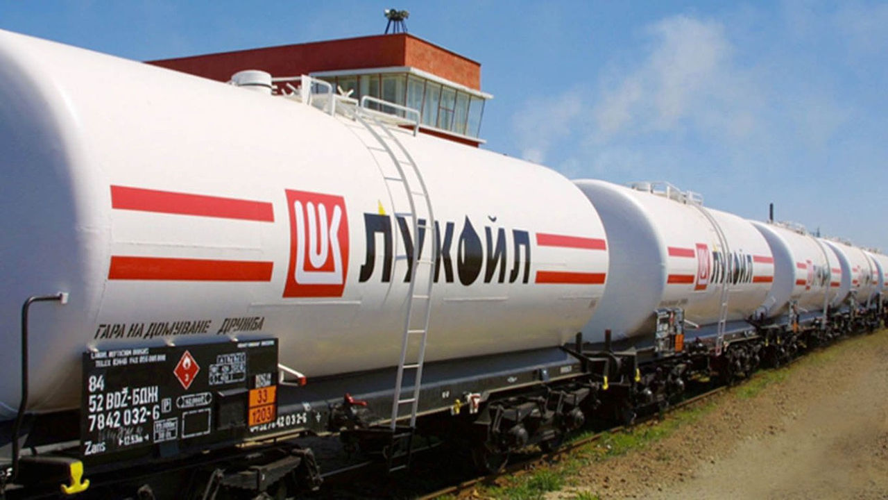 Литва прекратит транзит нефтепродуктов «Лукойла» в Калининград по своим железным дорогам.