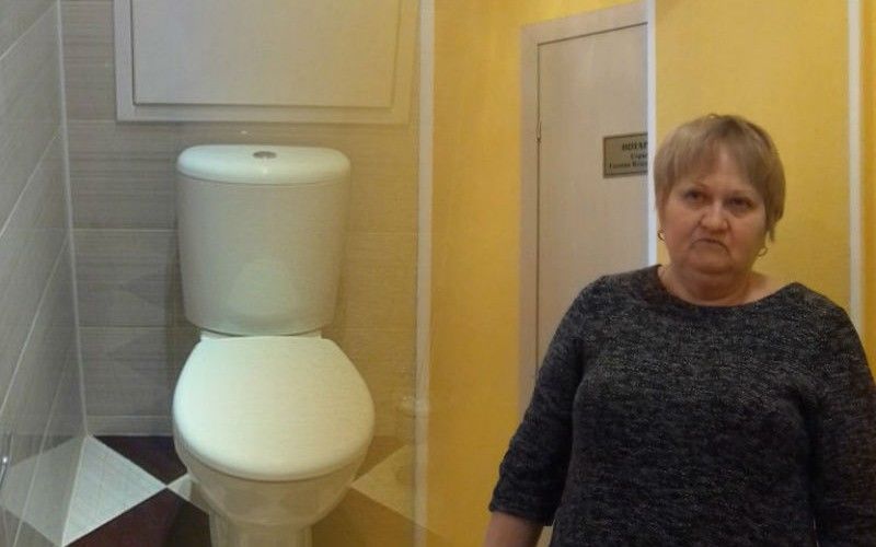 Нотариус вынудила клиентов мыть туалет ради консультации.