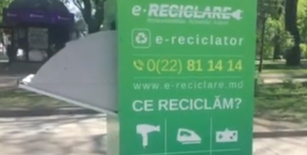Засмущавшись, парень тут же спрятался в глубинах ёмкости.