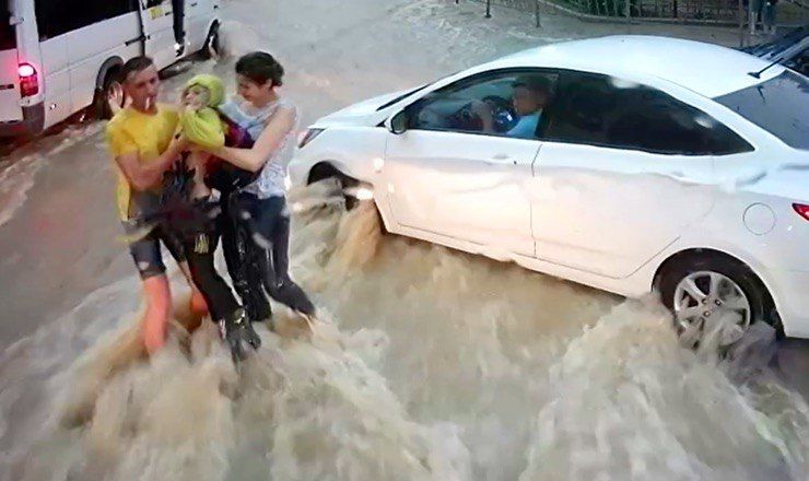 В Сети появилось видео спасения школьника в Севастополе.