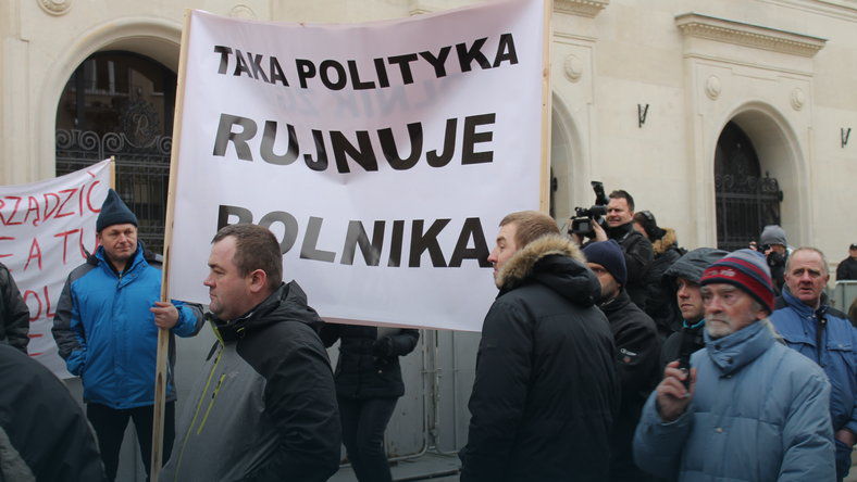 Акция протеста началась около 10 утра по местному времени (12.00 мск) и продлится «по крайней мере, несколько часов».