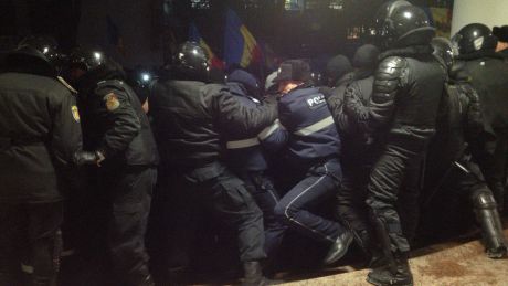 Pagube de zeci de mii de euro, provocate de manifestanţi în clădirea Parlamentului. Foto: publika.md