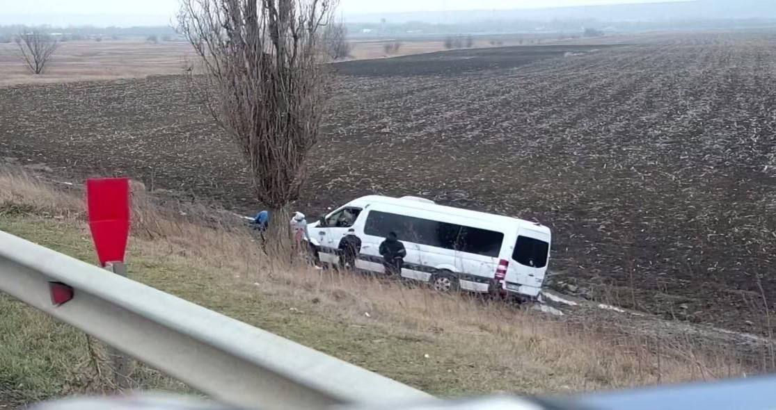 Пассажирский микроавтобус попал в кювет, пытаясь объехать протестующих.