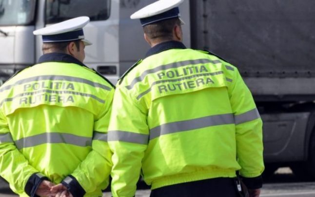 Cei doi polişti au cerut bunuri de la doi şoferi care au încălcat legislaţia rutieră. Foto: Adevărul 
