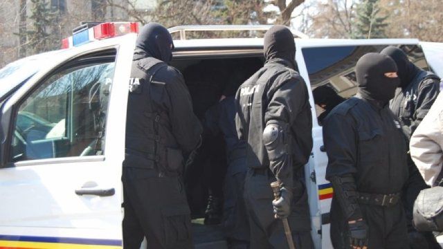 Полиция проводит обыски по 12 адресам.