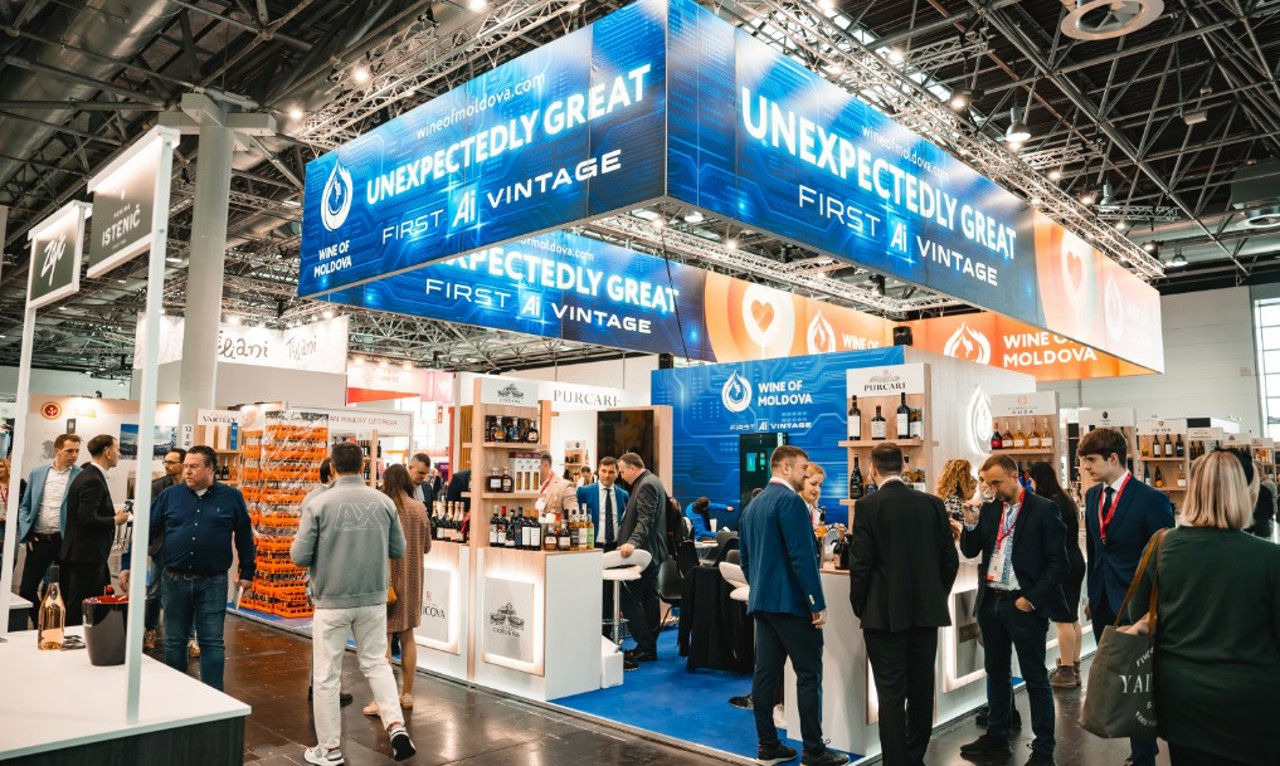 В Германии на ProWein показали созданное с помощью ИИ вино из Молдовы.