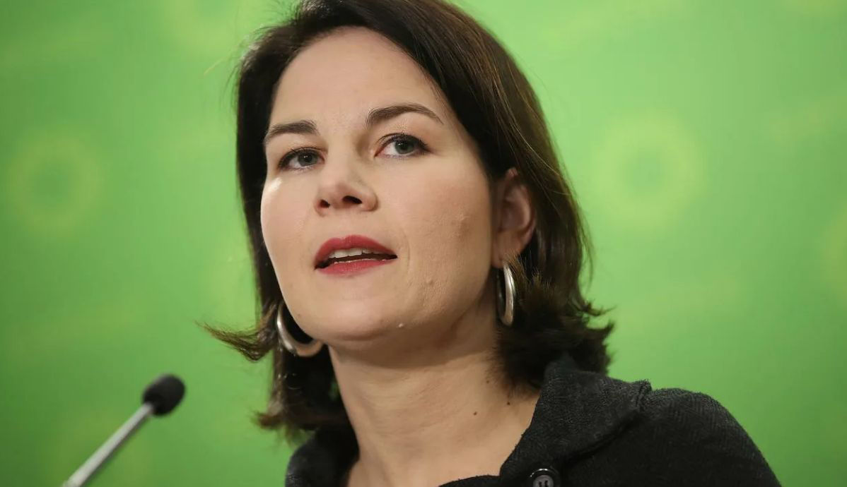 Бербок: Украине и следующим летом могут понадобиться новые тяжелые вооружения.