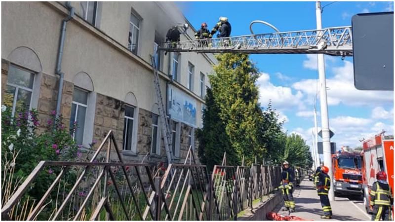Пожар на мебельной фабрике Viitorul тушили 8 бригад.